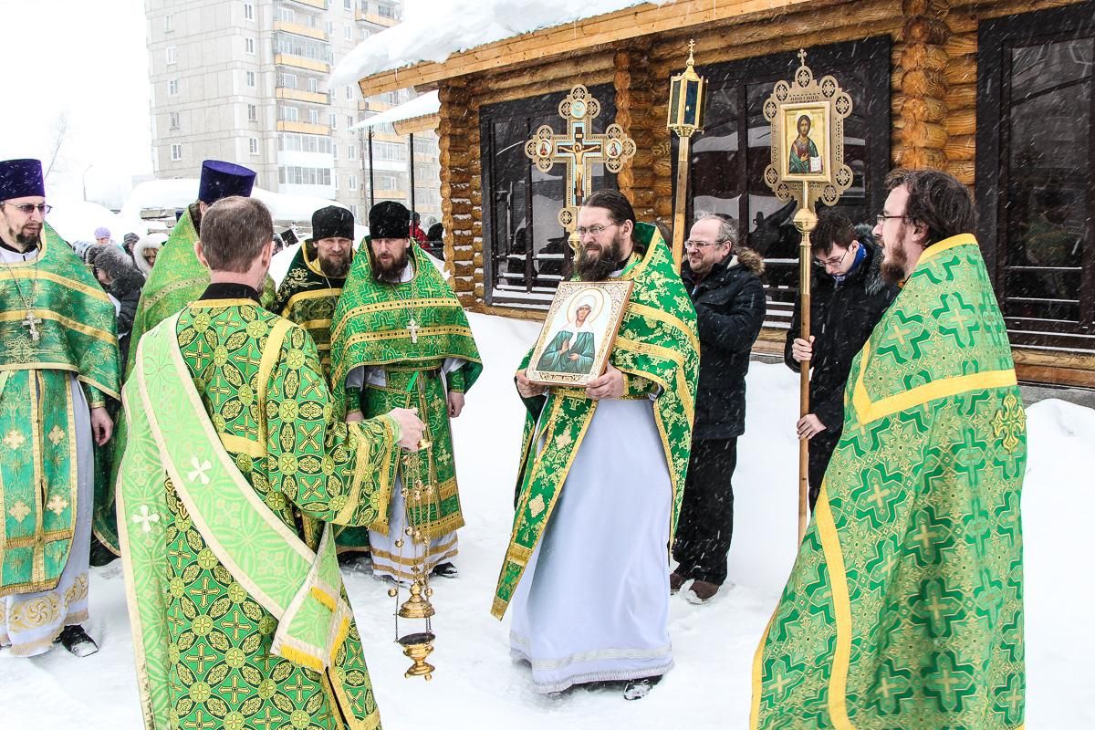 День пам' /></p>
<p>Таким чином, в 2019 році День пам’яті Матрони Московської у православних буде 2 травня. У цей день православні моляться, просять за себе і за своїх близьких, роблять добрі справи і відвідують могилу Матрони Московської. Її душа завжди поруч з тими, хто в неї вірить. Найкраще поставити 2 травня ікону блаженного і прикрасити її прекрасними живими квітами, відвідати храм або церква.</p>
<p>Будь-яким способом треба вшанувати пам’ять тієї, яка все своє життя долала важкі перешкоди, зустрічалася з величезними бідами і все одно не втратила почуття любові до людей, співчуття, милосердя і нескінченне бажання допомогти тим, хто потребує її, в її дар і її безмежної допомоги .</p>
<div class=