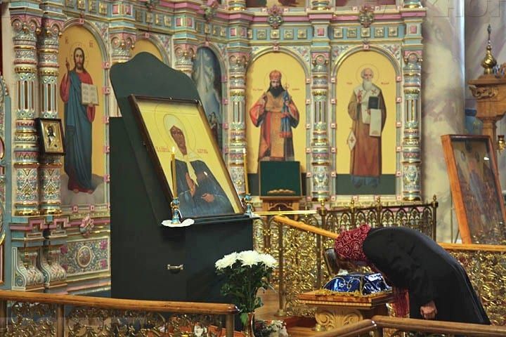 День пам' /></p>
<p>Звичайно, одним з найважчих поворотів долі для блаженної став прихід до влади більшовиків. Вони заперечували церкву і релігію як таку. Тому Матрони Московської, щире віруючою в Ісуса Христа і зцілює людей своїм природним даром, довелося дуже нелегко.</p>
<div style=