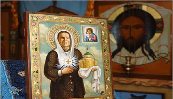 День пам' /></p>
<p>Куди прийти, щоб помолитися Матрони:</p>
<ol>
<li>У будь-яку церкву чи храм, які знаходяться в місті, де живе, хто просить.</li>
<li>Той, хто дійсно вірить в її силу, може помолитися прямо у себе вдома, поставивши навпроти себе ікону святої.</li>
<li>Той, хто хоче прийти до святого місця, може відправитися до її мощей в Покровському монастирі.</li>
<li>Як відомо, блаженна похована на Даниловському кладовищі, тому помолитися можна прямо у її могили.</li>
</ol>
<div style=