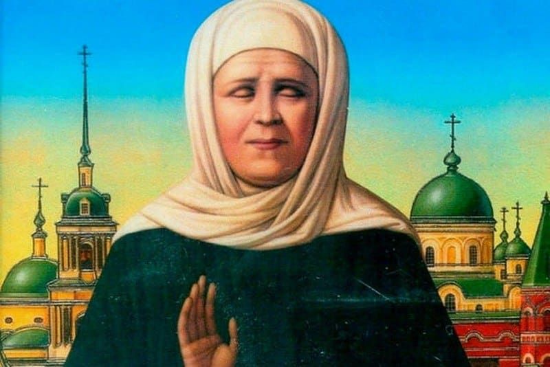 День пам' /></p>
<p>Що можна зробити в великий день:</p>
<ol>
<li>Найпростіше, що може зробити православна людина, щоб вшанувати пам’ять Матрони Московської, — прикрасити її ікону живими квітами. Ті, хто вірить в її любов до людей, має у себе вдома ікону. Дістати живі квіти на початку травня не складе ніяких труднощів.</li>
<li>Самою Матрони Московської буде набагато приємніше, якщо людина зробить добру справу, а саме допоможе жебракові або бездомному, нагодує потребує вуличне тварина. Подібний вчинок принесе набагато більше користі світу.</li>
<li>Також хорошим справою в великий день вважається пожертвування в храми або церкви. В основному люди жертвують продукти.</li>
<li>Відвідати літургію, яка обов’язково щороку проводиться в кожному місті, як пам’ять про велику святий.</li>
<li>З’їздити на Даниловское кладовищі, де похована Матрона Московська, принести їй на могилу квіти.</li>
</ol>
<p><img src=