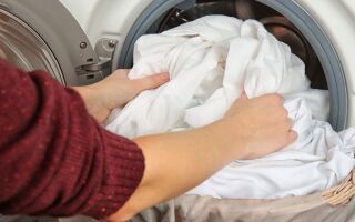 Як прати тюль в пральній машині-автоматі і вручну: білу, з гачками – температура (градуси), режим, чи можна, програма, як часто, поради