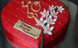 Торт на рубінове весілля: як прикрасити десерт для батьків на 40 років шлюбу? Цікаві варіанти з мереживом з мастики