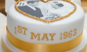 Торт на золоте весілля: десерт з мастики для бабусі й дідусі