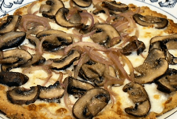 Піца з грибами та цибулею