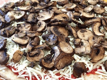 Піца на листовому тісті з грибами