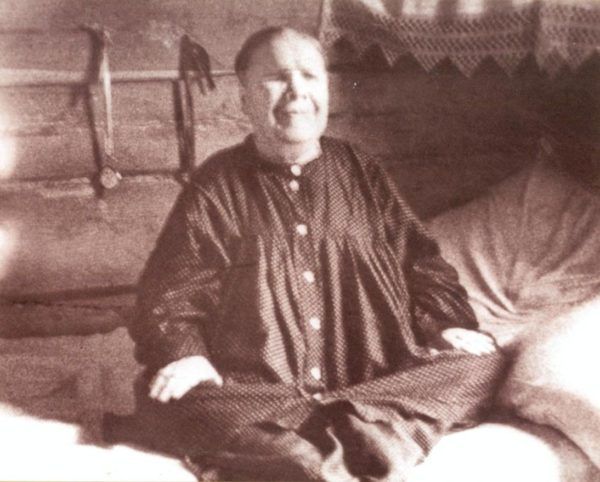 День пам' /></p><p>Народилася свята 22 листопада 1881 року в селі Себине Тульської губернії. З самого народження Матрона була приречена на повну сліпоту, так як з’явилася на світ без очних яблук. З 8 років блаженна сильно і міцно вірила в Ісуса Христа, в його силу і допомогу. У цьому ж віці дівчинка зрозуміла, що у неї є здатність зцілювати і передбачити.</p><p>Коли Матрони виповнилося сімнадцять років, у неї віднялися ноги. У сорокові роки свята почала приймати у себе потребують і просять. Вона допомагала кожному, хто звертався до неї. Матрона могла весь день приймати людей, а вночі молитися.</p><p><noscript><img decoding=