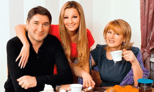 Марія Кожевнікова: біографія, сім' /></p><p>Неможливо не сказати про те, що Маша ніколи не закидала навчання, навіть з огляду на її щільний графік (вона займалася художньою гімнастикою, а спорт, як відомо, займає величезну кількість часу). Дівчинка з усією серйозністю підходила до завдань, які вчителі давали додому.</p><p>View this post on Instagram</p><p> Обдурила Вас �� У мене є ще один чоловік і одна жінка, яких я люблю вже 34 роки �� Загалом, не очікувала від себе, але я занадто велелюбна �� На кого більше схожа # мама? #Папа ?</p><p>A post shared by Кожевникова Марія (@mkozhevnikova) on Feb 14, 2019 at 8:01 am PST</p></p><div class='code-block code-block-4' style='margin: 8px 0; clear: both;'> <script async src=