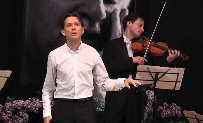 Олег Погудин: біографія, особисте життя, сім' /></p><p>У 2004 році Погудін присвоюють звання заслужений артист Росії. З цього ж часу він починає займатися педагогічною роботою в ленінградському інституті кінематографії, театрального мистецтва і музики. Йому присуджують звання доцента, він веде свої курси. Під керівництвом Погудина його учні поставили два музичних вистави: &laquo;Дорога без кінця&raquo; і &laquo;Червоні вітрила&raquo;.</p><p>На початку двохтисячних років співак записує свій новий альбом &laquo;Я клянусь, що це було кохання …&raquo;.</p><p>З 2005 року він починає вести на каналі &laquo;Культура&raquo; цикл програм, присвячених знаменитим виконавцям російського романсу, бардівських пісень, джазових композицій.</p><p><noscript><img decoding=