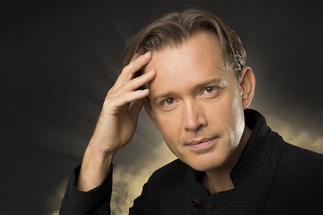 Олег Погудин: біографія, особисте життя, сім' /></p><p>2018 рік став для співака ювілейним. Олег Погудин підготував велику ювілейну програму, з якою виступив у Москві. У поточному році артист планує дати великий гастрольний тур по Росії, в якому покаже свої кращі пісні і романси, а також нові роботи.</p><h2>Особисте життя</h2><p>Чудові вокальні дані, що поєднуються з приємною зовнішністю, і величезна популярність не зробили з Олега Погудина примхливу зірку. Шанувальники мають доступ тільки до його творчої біографії. Його особисте життя, інформація про дітей і дружин відсутні у відкритому доступі. Немає і його сімейних фото в інтернеті. Офіційно в його біографії в графі сімейний стан значиться запис – неодружений.</p><div style=